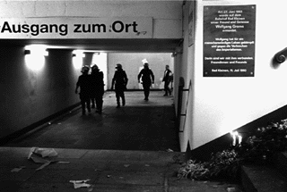 Bahnhofsunterfhrung mit Gedenktafel fr Wolfgang Grams und behelmten Polizisten