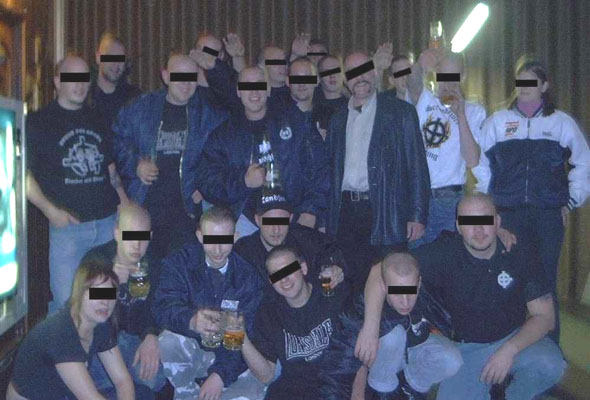 kameradschaft aachener land bringt herrn malcoci den führergruß...