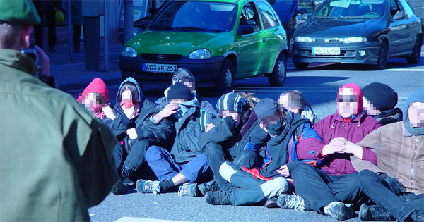 antifaschistische sitzblockade