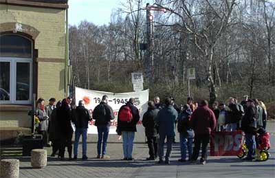 30 menschen nahmen an der kundgebung teil
