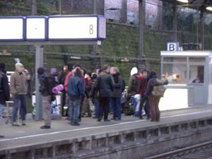 Ankunft der ersten auf dem Bahnsteig