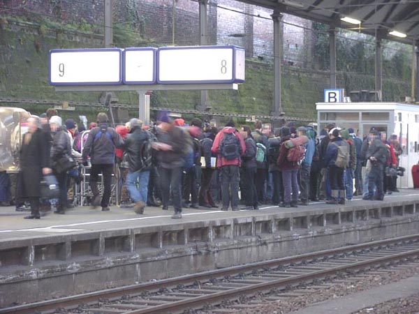 Alle auf dem Bahnsteig