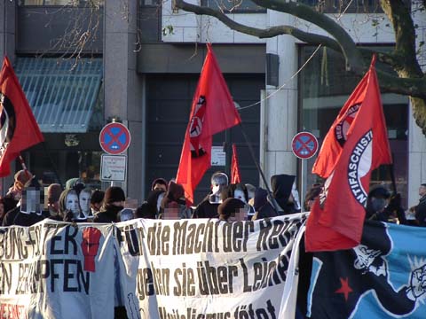 F&uuml;r die Macht der Reichen gehen sie &uuml;ber Leichen