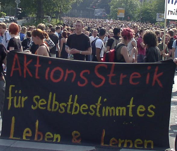 04.06.02: tausende studis demonstrieren