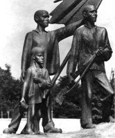 Buchenwald Gruppe mit Kind - 40kByte