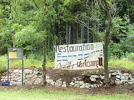 Bild: Transparent: Restauration des Bahndamms Antifa-Workcamp