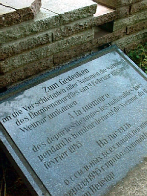 Bild: Gedenktafel f&uuml;r Zwangsarbeiter der Gustloff-Werke in der N&auml;he des Camps
