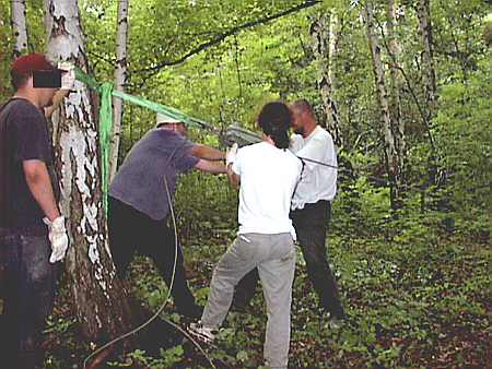 Bild: Die Reste der Lore werden aus einem Loch gezogen