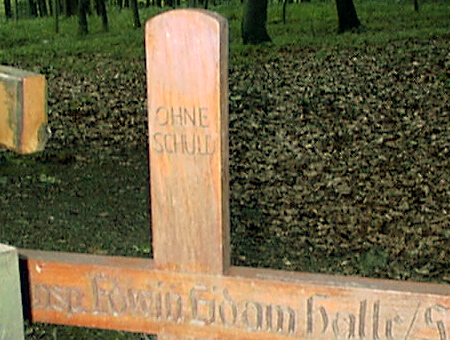 Bild: Ohne Schuld - Waldfriedhof, von der DSU inszenierte "Ehrung" f&uuml;r die T&auml;ter