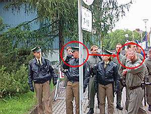 Bild: Bullen beim Kommunizieren. - Warum einfach wenn�s auch umst&auml;ndlich geht.