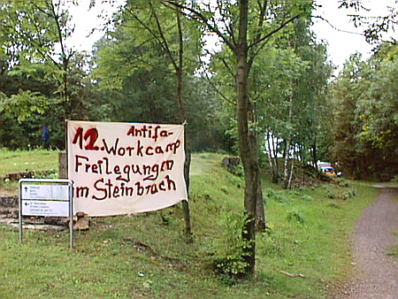 Bild: Transparent am Weg zum Steinbruch