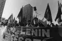 Kommunistische Fahnen w�hrend der Luxemburg-Liebknecht-Demo in Berlin