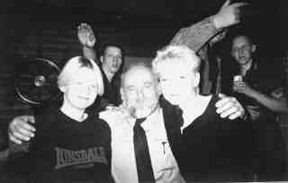 Karl Polacek (Mitte) - nicht immer sollte er so ungest�rt feiern k�nnen